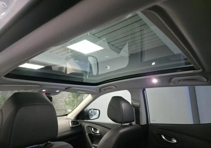 Vue intérieure du toit en verre fixe et sièges avant noirs du Renault Kadjar Blanc 2020 Black Edition.