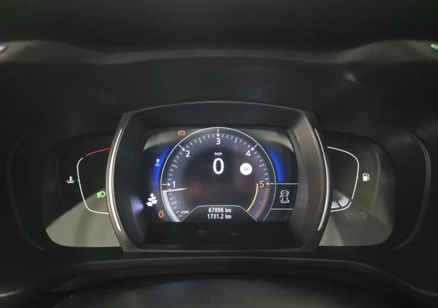 Vue rapprochée du tableau de bord numérique du Renault Kadjar 2020, affichage du compteur et indicateurs lumineux.