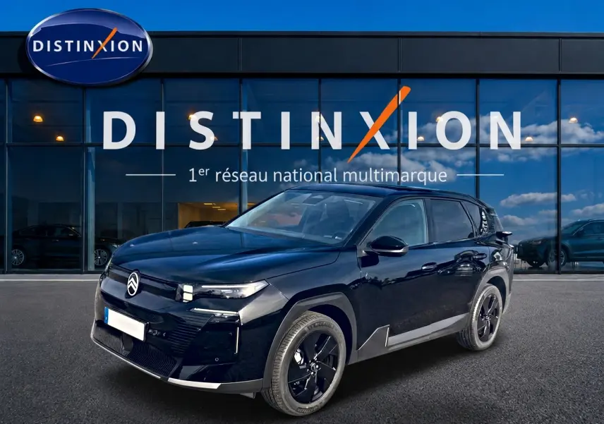 Vue 3/4 avant d'un Citroën C5 Aircross noir 2026 avec jantes noires, devant une vitrine Distinxion.