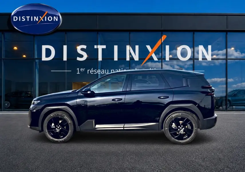 Profil côté gauche du Citroën C5 Aircross noir 2026, avec jantes noires et lignes modernes devant une vitrine Distinxion.