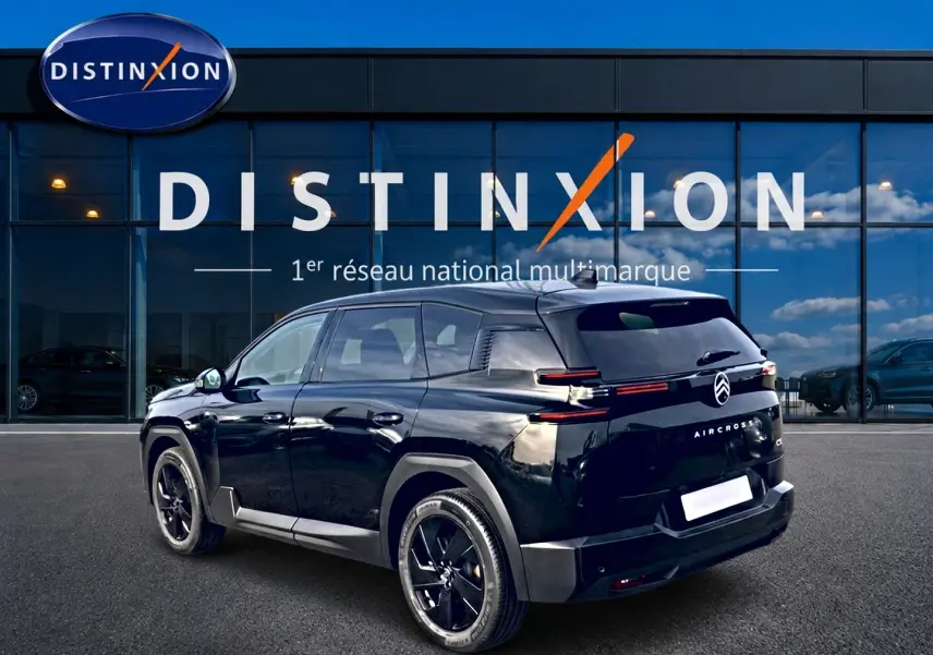 Citroën C5 Aircross noir vue 3/4 arrière droit, avec jantes noires et feux arrière LED distinctifs.