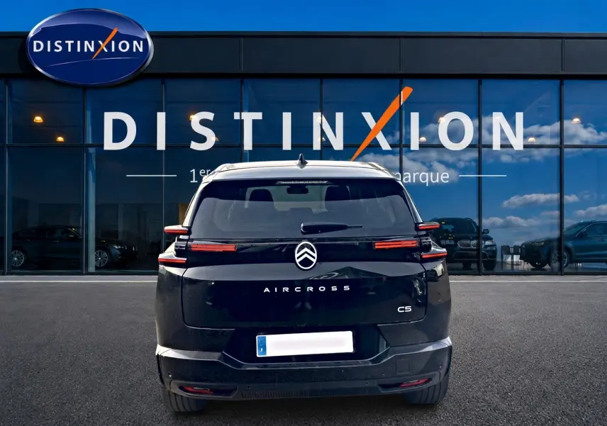 Vue arrière d'un Citroën C5 Aircross noir 2026, avec feux LED horizontaux et logo centré sur coffre.
