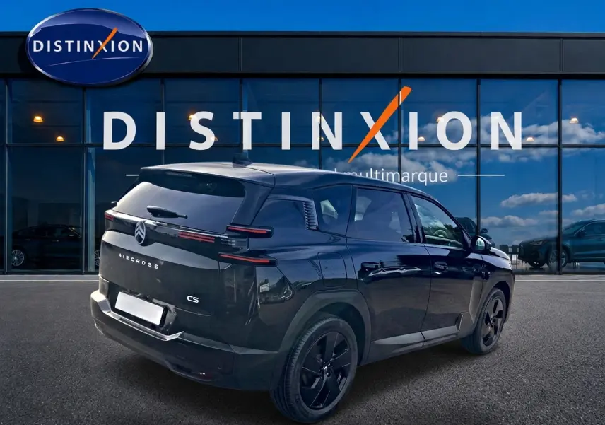 Vue 3/4 arrière droite d'un Citroën C5 Aircross noir 2026 avec jantes noires et feux arrière LED fins.
