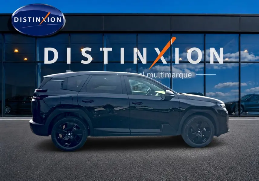 Profil droit du Citroën C5 Aircross noir 2026 avec jantes noires, devant une vitrine Distinxion.