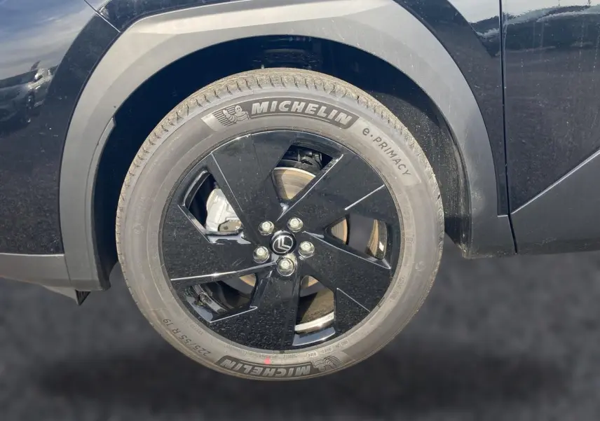 Gros plan sur la roue arrière droite noire du Citroën C5 Aircross 2026 avec jante 19 pouces zircon et pneu Michelin.