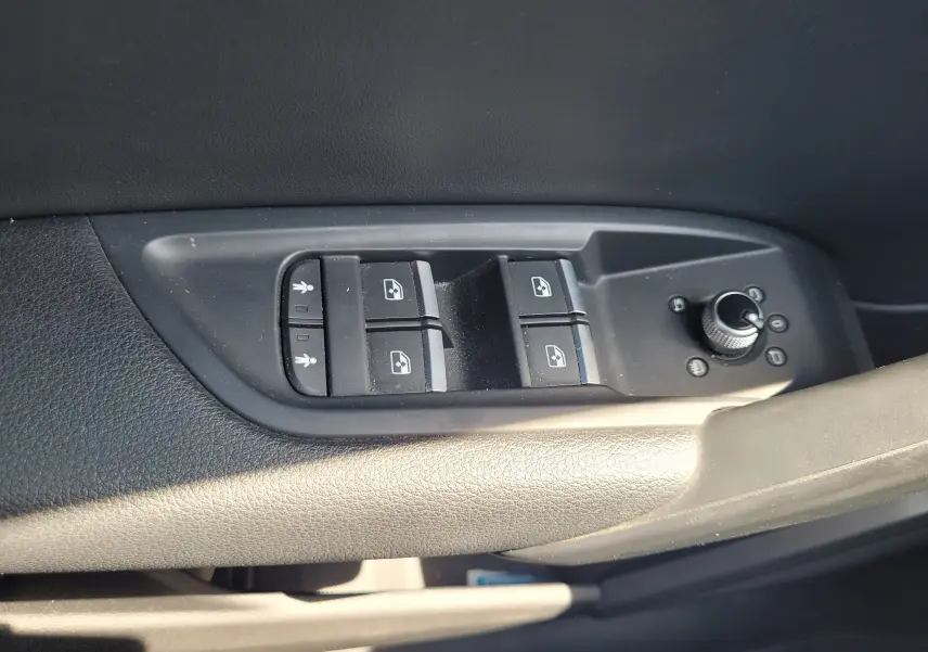 Panneau de commandes des vitres et rétroviseurs côté conducteur d'un Audi Q5 noir, finition S Line 2018.