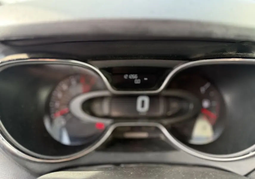 Vue rapprochée du tableau de bord numérique du Renault Captur blanc 2017, affichant le compteur à zéro.