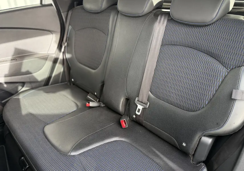 Vue intérieure des sièges arrière en tissu noir et bleu du Renault Captur 2017 blanc, version Intens.