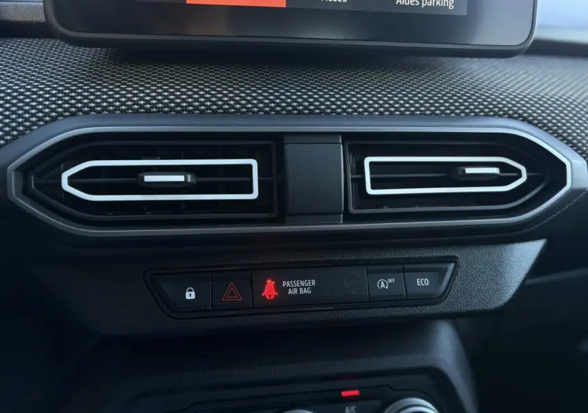 Détail des aérateurs et boutons de commande sur le tableau de bord du Dacia Jogger Gris Schiste, version 2025.