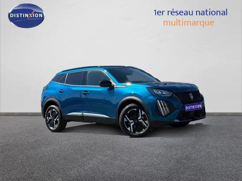Peugeot 2008 hybride bleu obsession en 3/4 avant droit, avec jantes noires et détails chromés sur carrosserie.