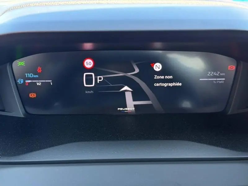 Tableau de bord numérique du Peugeot 2008 Hybrid 2025 affichant la navigation et les informations de conduite.