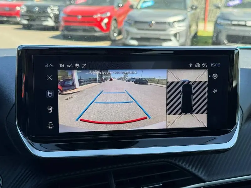 Écran intérieur du Peugeot 2008 Hybrid 2025 montrant la caméra de recul et l'affichage 360° en stationnement.
