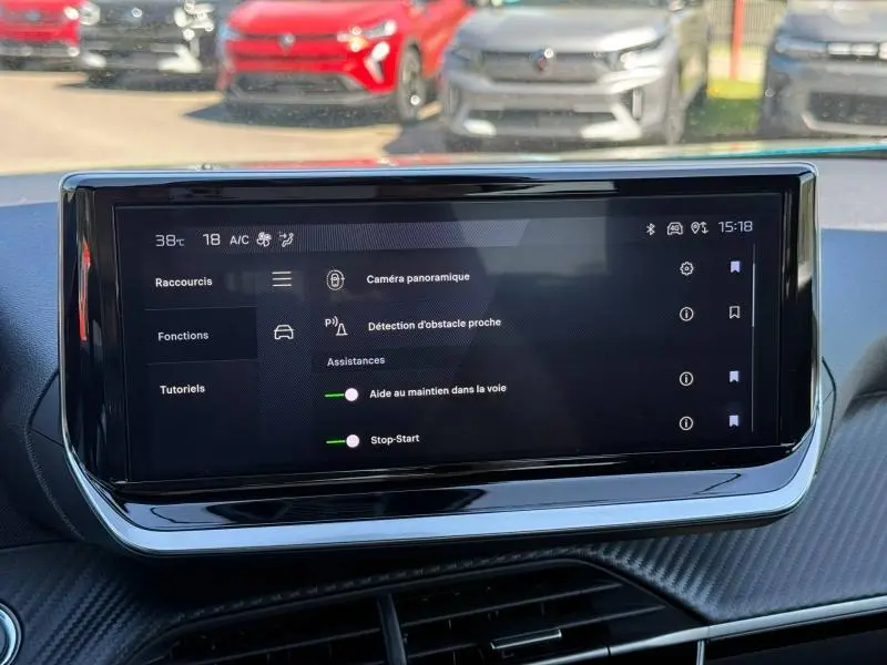 Écran tactile central du tableau de bord du Peugeot 2008 Hybrid 2025 affichant les aides à la conduite.
