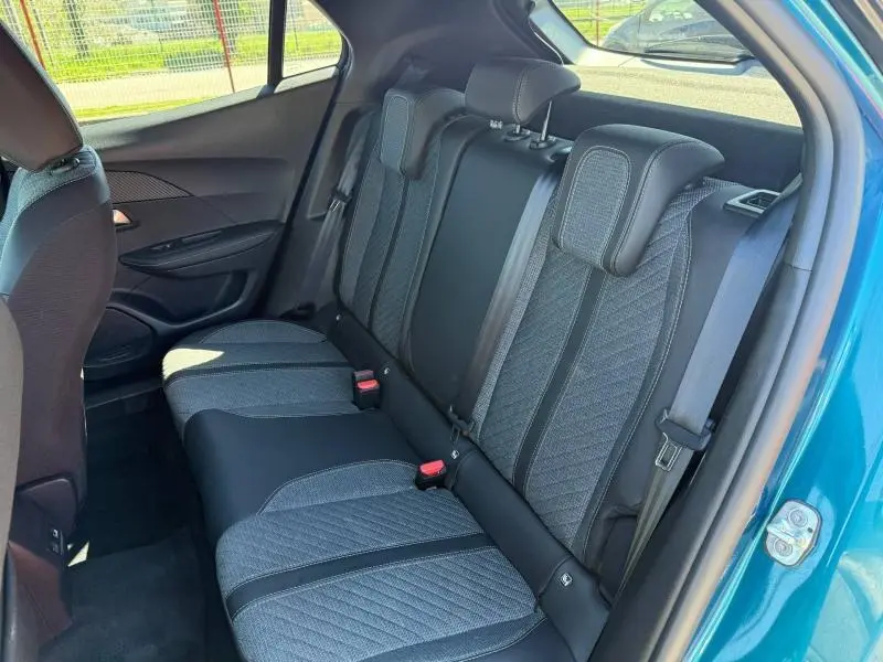 Vue intérieure côté droit des sièges arrière gris et noirs du Peugeot 2008 bleu Obsession 2025, avec ceinture de sécurité visible.