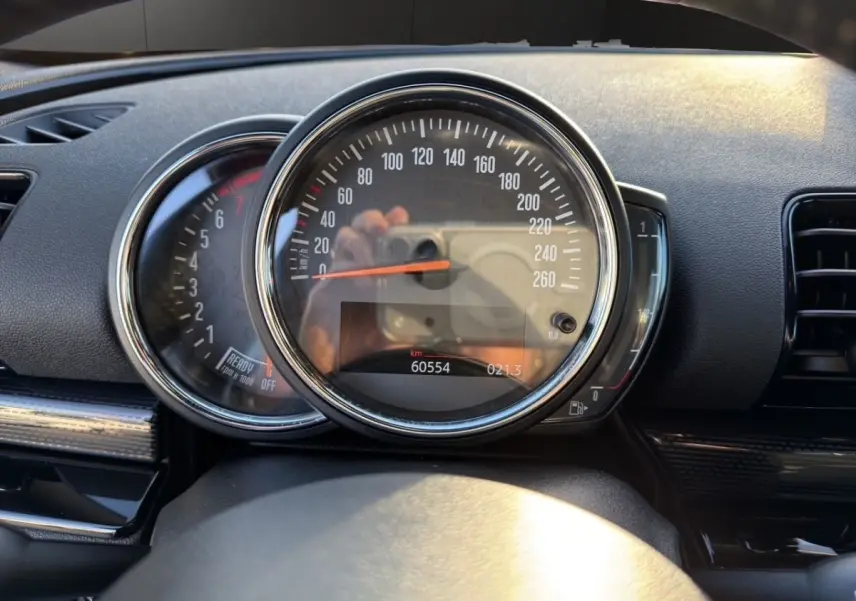 Vue rapprochée du tableau de bord noir de la MINI CLUBMAN F54, affichant le compteur de vitesse et le compte-tours.