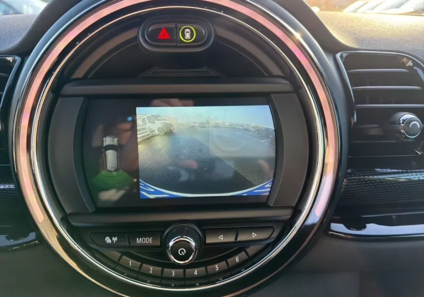 Écran tactile central affichant la caméra de recul dans l’habitacle noir d’une MINI Clubman blanche.