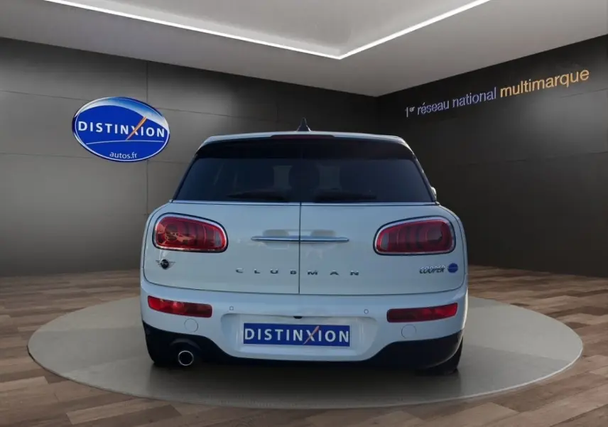 Vue arrière d'une MINI Clubman Cooper Exquisite blanche, avec feux arrière distinctifs et double porte arrière ouvrante.