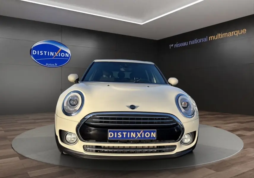 Vue frontale d'une MINI Clubman F54 Cooper Exquisite blanche, avec calandre noire et phares ronds LED.