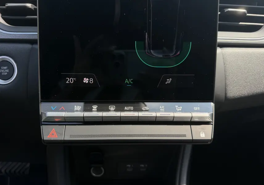 Gros plan sur la console centrale tactile du Renault Captur gris Cassiopée, affichant les commandes climatisation et démarrage.