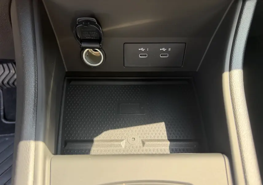Gros plan sur la console centrale du Renault Captur 1.8 E-Tech gris Cassiopée, montrant prise 12V et deux ports USB-C.
