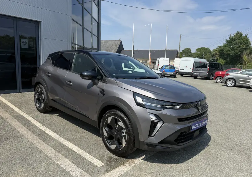 Renault Captur 2026 gris Cassiopée bi-ton en 3/4 avant droit, avec jantes aluminium noires et toit noir.