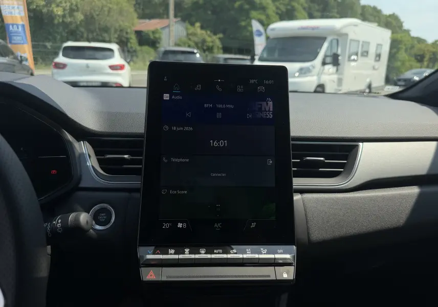 Vue intérieure centrée sur l’écran tactile vertical du tableau de bord du Renault Captur gris Cassiopée bi-ton 2026.