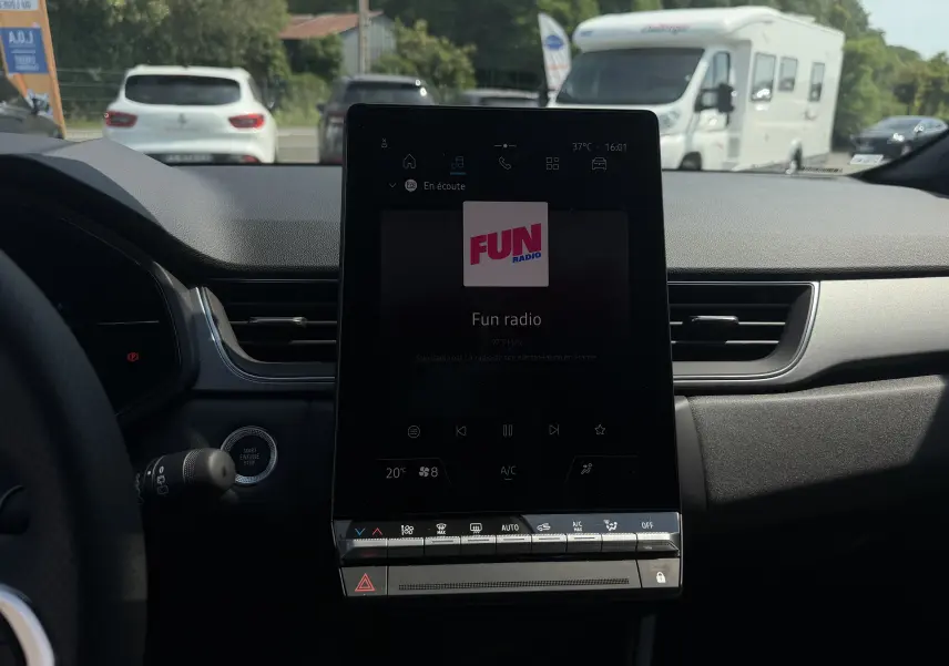 Vue intérieure centrée sur l’écran tactile vertical du tableau de bord du Renault Captur gris Cassiopée bi-ton.