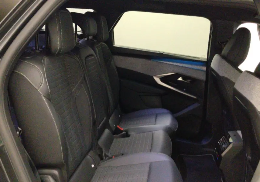 Vue intérieure côté droit des sièges arrière en cuir noir avec surpiqûres blanches du Peugeot 5008 III Hybrid 145 e-DCS6 GT.