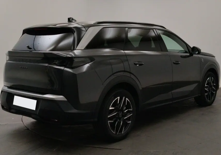 Peugeot 5008 III Hybrid gris titane en 3/4 arrière droit, avec jantes alliage noires et toit noir brillant.
