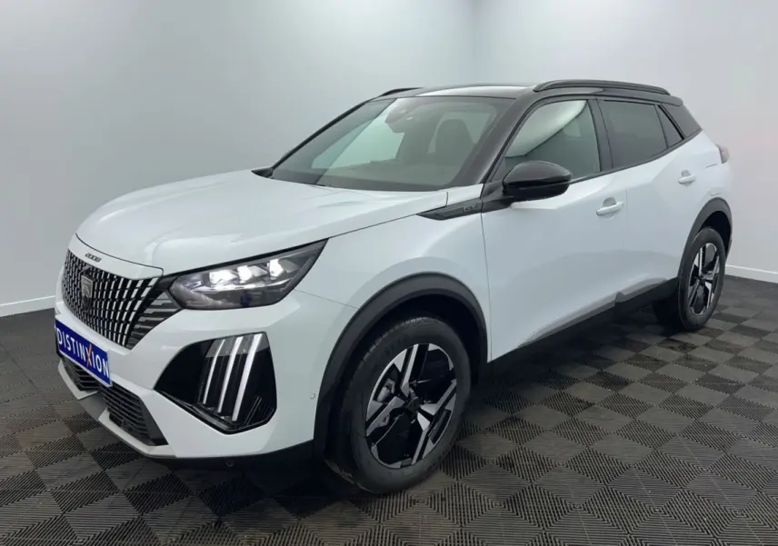 Peugeot 2008 Hybrid blanc vue 3/4 avant droit avec toit noir et jantes noires distinctives.