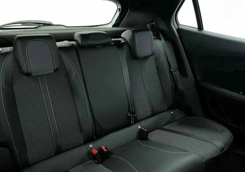Vue intérieure sur la banquette arrière noire et grise du Peugeot 2008 Hybrid 145 e-DCS6 GT 2025.