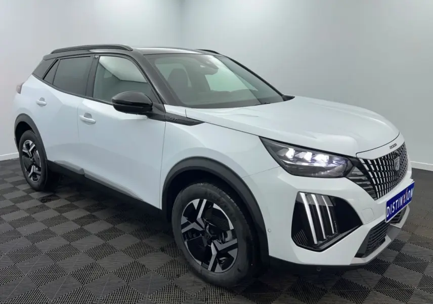 Peugeot 2008 Hybrid blanc vue 3/4 avant droit, toit noir et feux LED distinctifs en vertical.