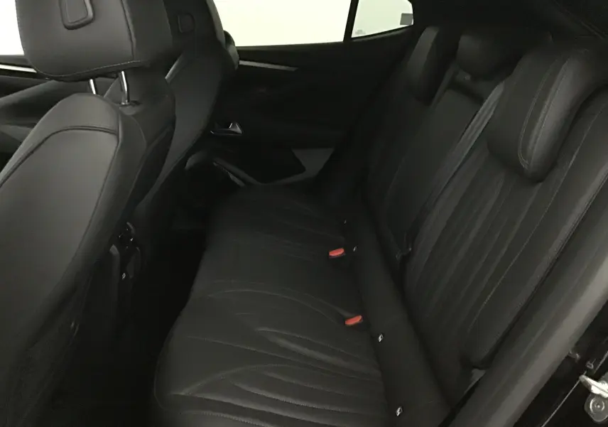 Vue intérieure côté droit des sièges arrière en cuir noir du DS4 Cross Rivoli 2022, soulignant le confort et la finition soignée.
