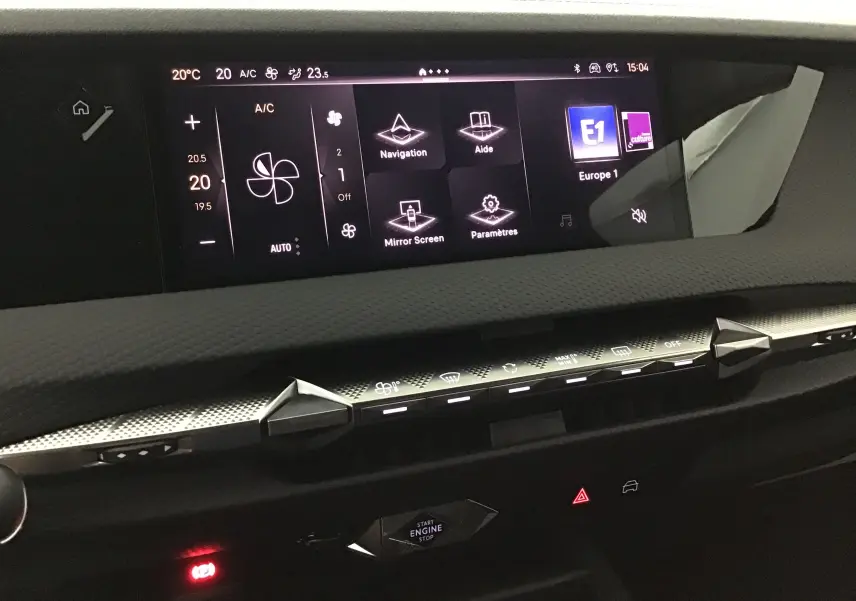 Tableau de bord du DS4 2022 avec écran tactile central affichant la climatisation et la navigation, intérieur noir moderne.