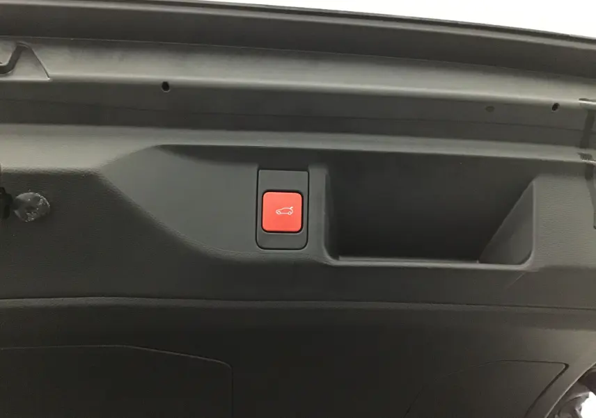 Bouton rouge d'ouverture électrique du coffre dans le hayon intérieur d'un DS4 noir 2022 Cross Rivoli.
