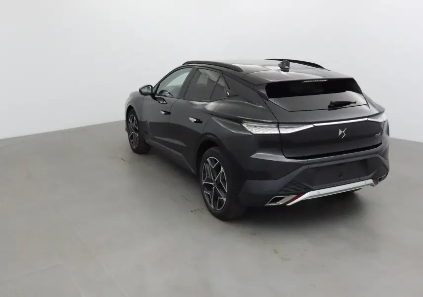 DS4 Cross Rivoli noire vue 3/4 arrière droit, soulignant ses feux effilés et jantes au design moderne.
