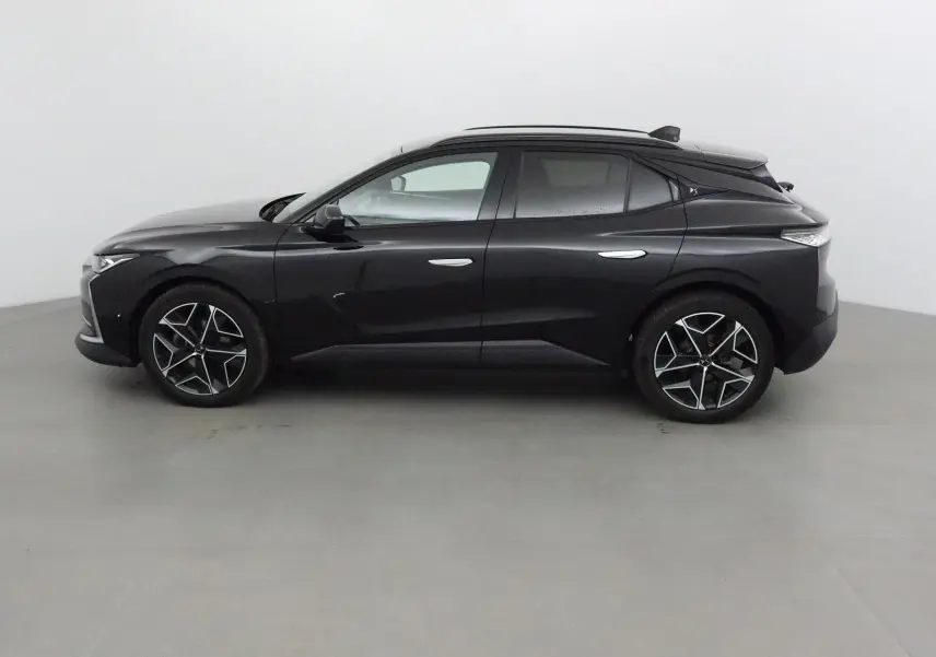 Profil côté gauche d'une DS4 noire 2022 avec jantes alliage 19 pouces et lignes sculptées élégantes.