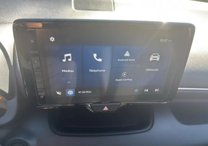Écran tactile central de la Toyota Yaris 2025 affichant les options médias, téléphone, Android Auto et Apple CarPlay.