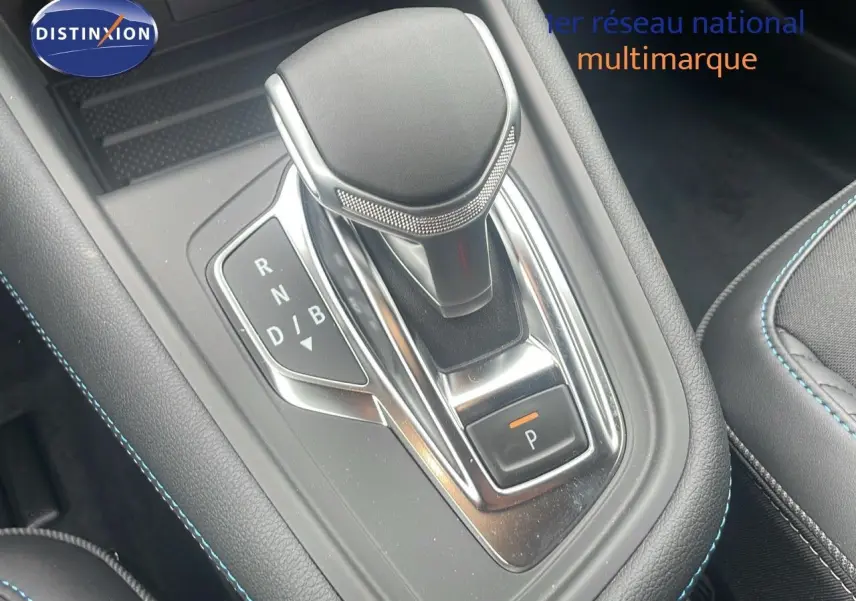 Le levier de vitesse automatique noir et chrome du Renault Captur E-Tech hybride 2025 vu en gros plan intérieur.