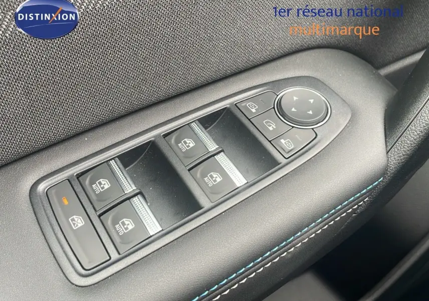 Gros plan sur les commandes des vitres et rétroviseurs côté conducteur du Renault Captur blanc nacré 2025.