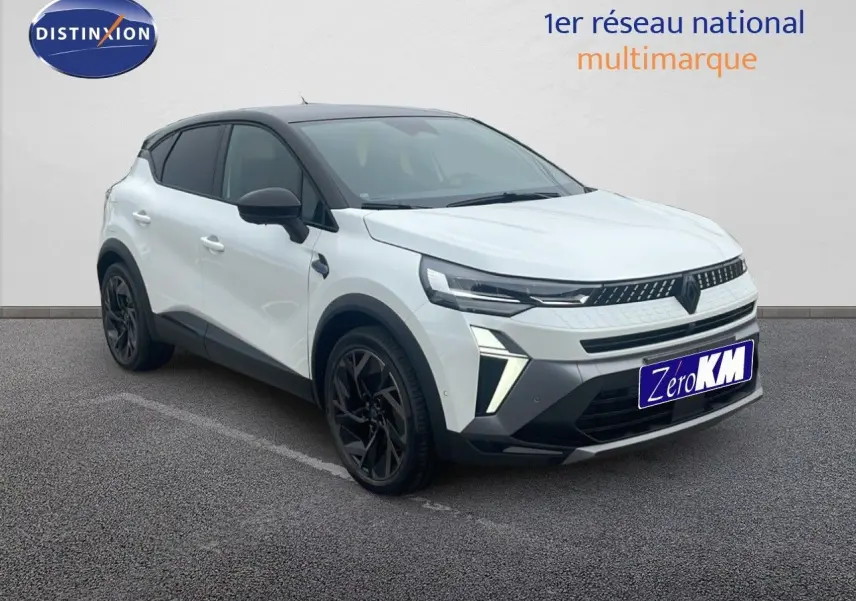 Renault Captur E-Tech hybride blanc nacré avec toit noir, vu en 3/4 avant droit sur fond neutre.