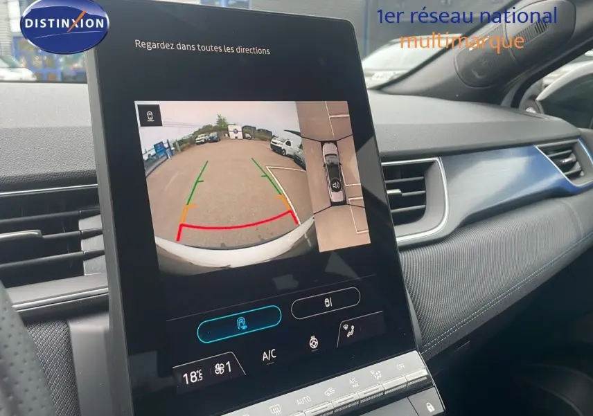 Écran central du Renault Captur E-Tech Hybrid 2025 montrant la caméra de recul avec vue panoramique en stationnement.
