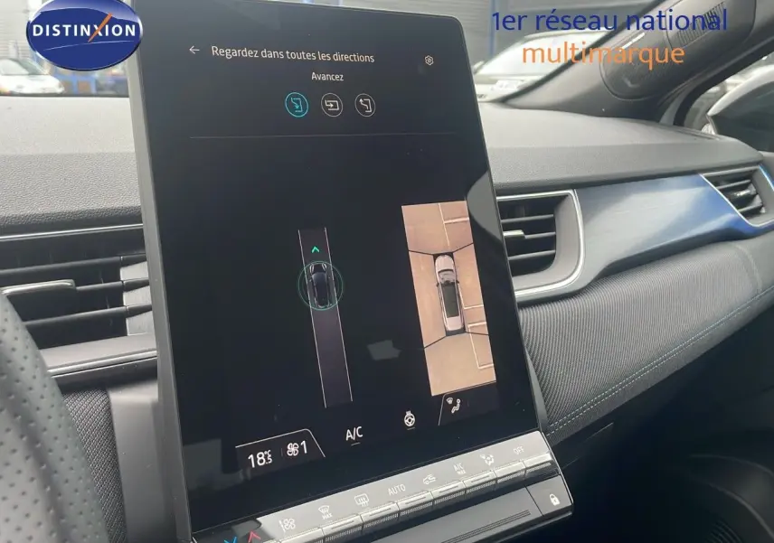 Écran tactile central affichant la caméra 360 dans l’habitacle du Renault Captur blanc nacré toit noir, côté passager.