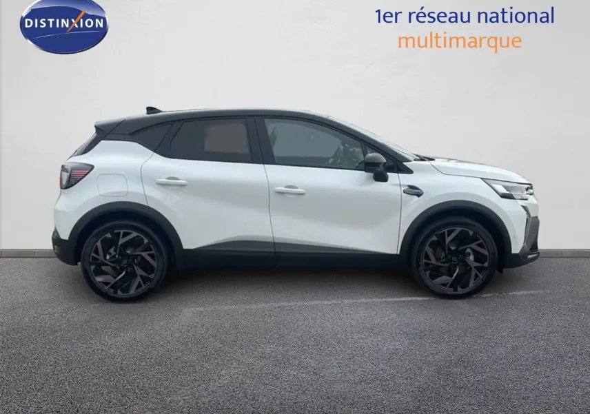 Profil latéral droit du Renault Captur E-Tech hybride blanc nacré avec toit noir, jantes noires et lignes modernes.