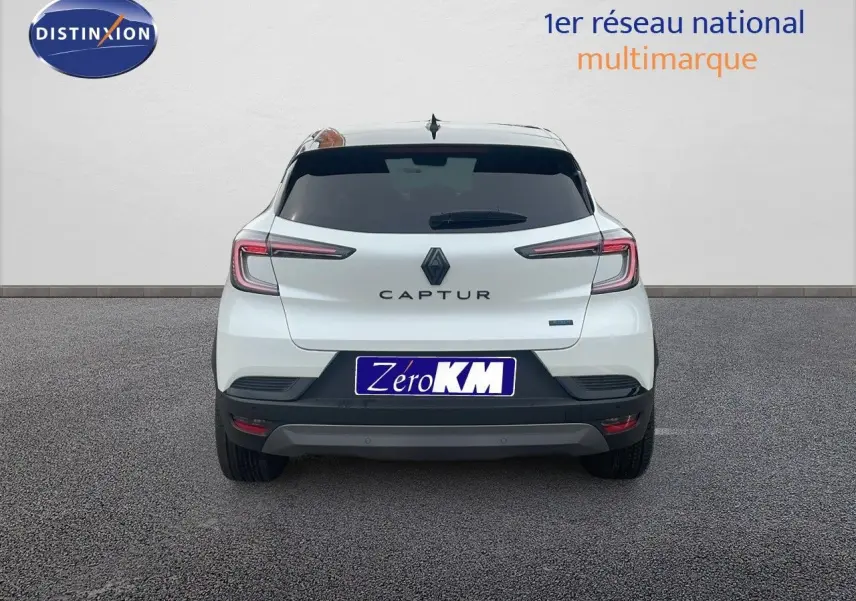 Vue arrière d'un Renault Captur blanc nacré avec toit noir, feux LED et badge Captur bien visible.