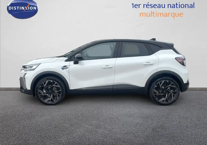 Profil côté gauche du Renault Captur E-Tech hybride blanc nacré avec toit noir et jantes noires en alliage.