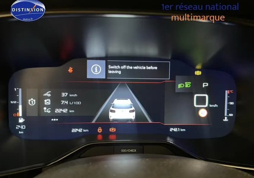 Tableau de bord numérique de Citroën C5 Aircross 2025 affichant la vitesse, la consommation et l'alerte de coupure moteur.