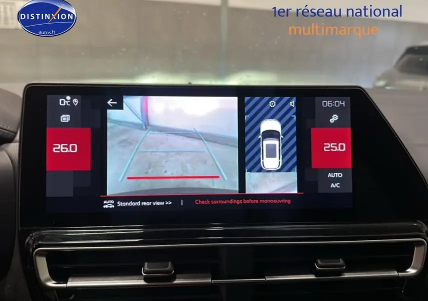 Vue intérieure sur l'écran tactile du tableau de bord affichant la caméra de recul du Citroën C5 Aircross 2025.
