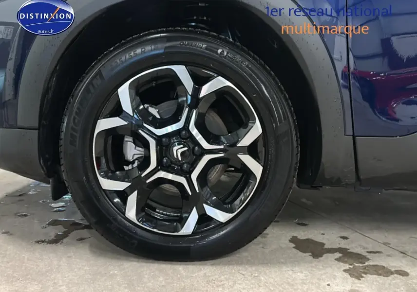 Gros plan sur la roue avant droite du Citroën C5 Aircross bleu eclipse avec jante alu noire et argentée.