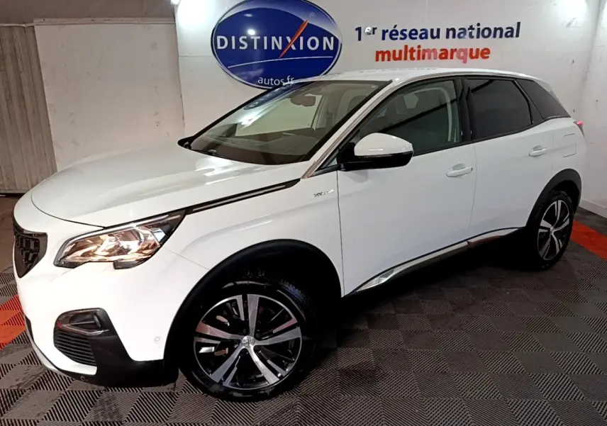 Peugeot 3008 blanc vue 3/4 avant droit en intérieur, avec jantes alliage et logo HYBRID sur aile avant.